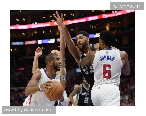 阿里纳斯直言队友不愿听保罗回忆往事引发热议 阿里纳斯直言队友不愿听保罗回忆往事引发热议