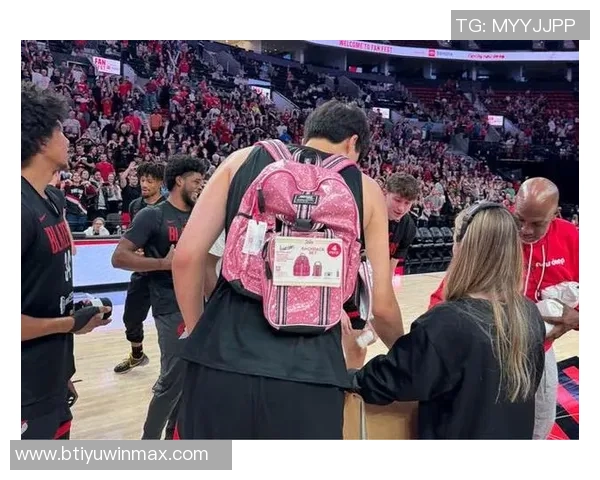 开拓者众将亮相秀场杨瀚森背粉色书包格兰特传统服饰引关注