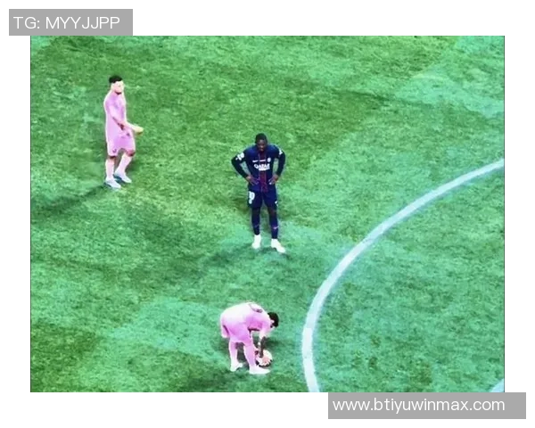 梅西怒斥裁判任意球争议现场频繁摆球与手势互动引发热议