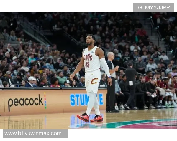 米切尔半场表现亮眼5中3贡献7分1板2助2断展现潜力